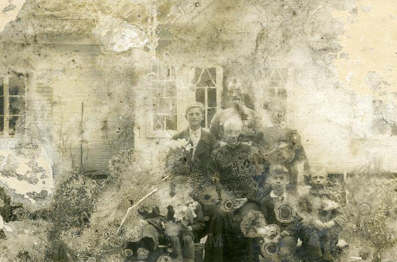 KKE 2252.jpg - (zły stan) Fot. Przed parafią w Komaje, Od lewej w rzędzie górnym: pierwszy Jan Bujko z księdzem Wiktorem Zawadzkim, Komaje, 21 VII 1943 r.